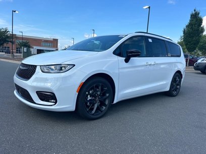 New 2024 Chrysler Pacifica Touring-L w/ Uconnect Theater Family Group