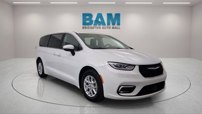 Used 2023 Chrysler Pacifica Touring-L