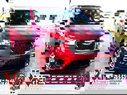 New 2025 Chrysler Pacifica Select