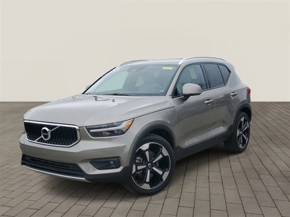 Used 2022 Volvo XC40 T5 Momentum w/ Premium Package
