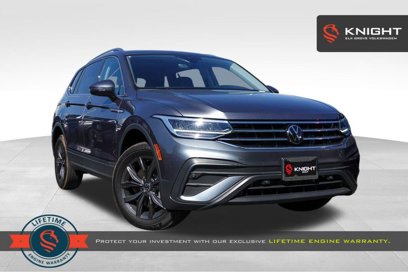 Used 2024 Volkswagen Tiguan SE w/ Panoramic Sunroof Package