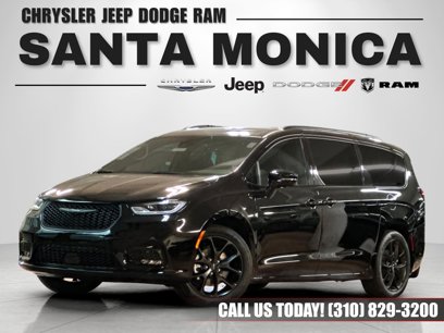 New 2025 Chrysler Pacifica Limited w/ Uconnect Theater Family Group