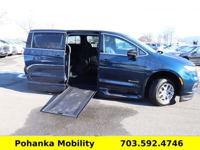 Used 2025 Chrysler Pacifica Select