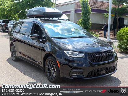 New 2025 Chrysler Pacifica Select w/ Fav Edition Package