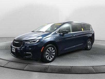 Used 2024 Chrysler Pacifica Select