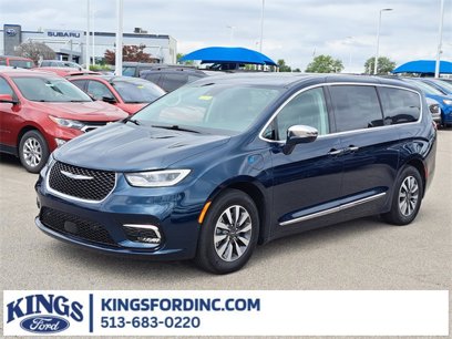 Used 2022 Chrysler Pacifica Limited w/ Uconnect Theater Family Group