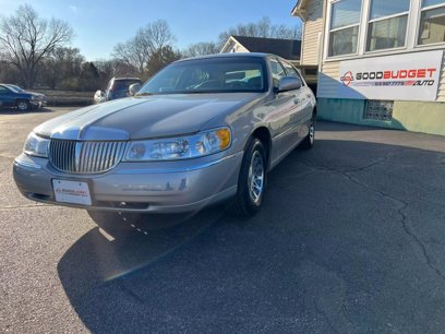 Used 2000 Lincoln Town Car Signature