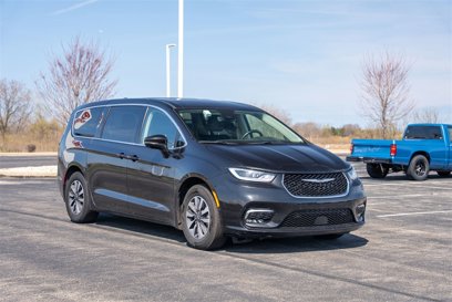 Used 2022 Chrysler Pacifica Touring-L w/ Uconnect Theater Family Group