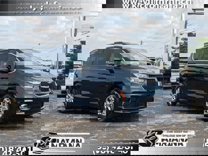 New 2025 Chrysler Pacifica Select