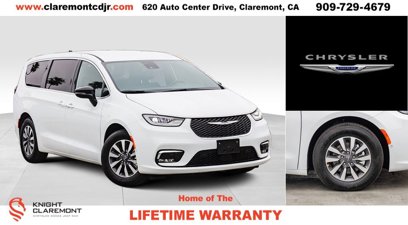 New 2025 Chrysler Pacifica Select w/ Uconnect Theater Family Group