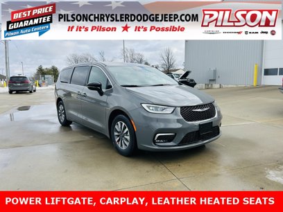 New 2025 Chrysler Pacifica Select