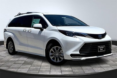 New 2025 Toyota Sienna LE