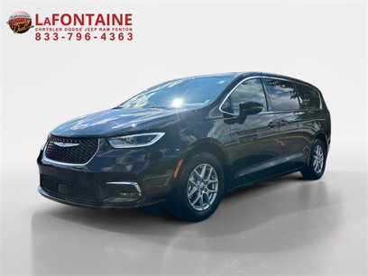Used 2025 Chrysler Pacifica Select