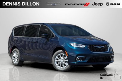 New 2025 Chrysler Pacifica Select w/ Uconnect Theater Family Group