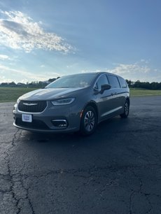 Used 2022 Chrysler Pacifica Touring-L w/ Uconnect Theater Family Group
