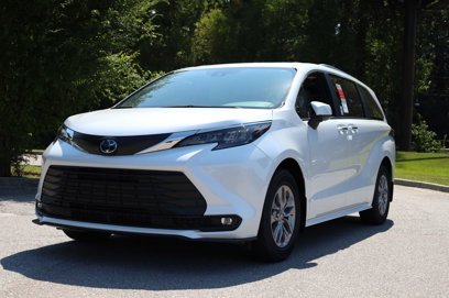 New 2025 Toyota Sienna XLE