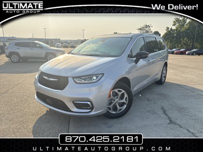 Used 2024 Chrysler Pacifica Limited w/ Uconnect Theater Family Group