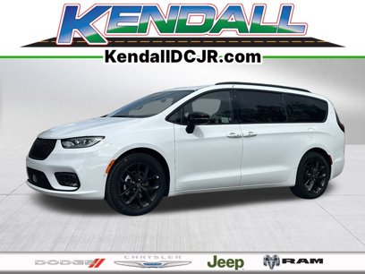 New 2025 Chrysler Pacifica Limited w/ Uconnect Theater Family Group