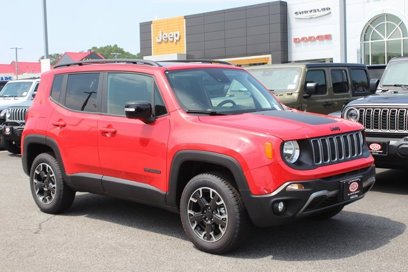 New 2023 Jeep Renegade Latitude w/ Sun/Sound Group
