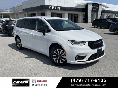 Used 2024 Chrysler Pacifica Select