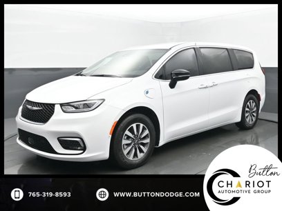 New 2025 Chrysler Pacifica Select w/ Uconnect Theater Family Group