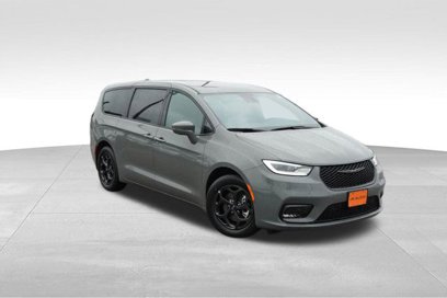 Used 2022 Chrysler Pacifica Touring-L w/ Uconnect Theater Family Group