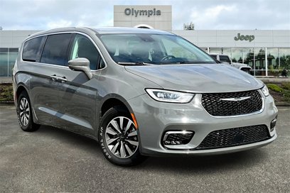 Certified 2022 Chrysler Pacifica Touring-L w/ Uconnect Theater Family Group