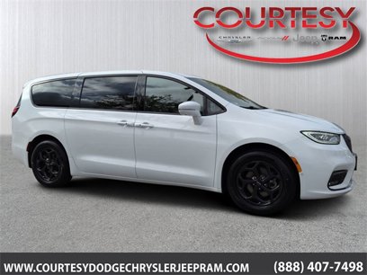Certified 2022 Chrysler Pacifica Touring-L w/ Uconnect Theater Family Group