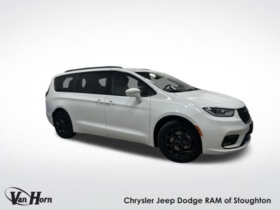 Used 2021 Chrysler Pacifica Limited w/ Uconnect Theater Family Group