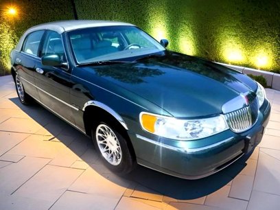 Used 2000 Lincoln Town Car Signature