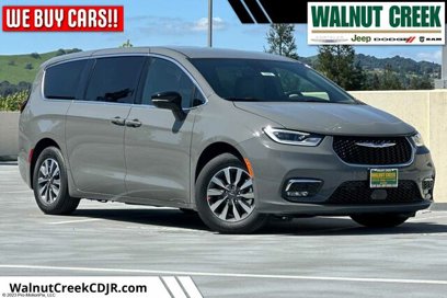 New 2025 Chrysler Pacifica Select