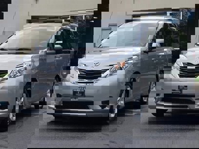 Used 2013 Toyota Sienna LE w/ Towing Pkg