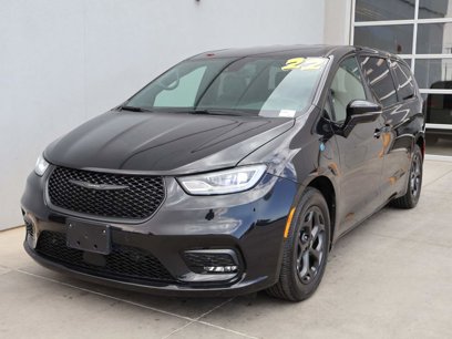 Used 2022 Chrysler Pacifica Touring-L w/ Uconnect Theater Family Group