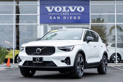 New 2025 Volvo XC40 B5 Plus w/ Climate Package