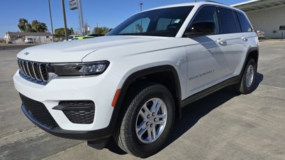 New 2025 Jeep Grand Cherokee Laredo w/ MOPAR Finishing Package