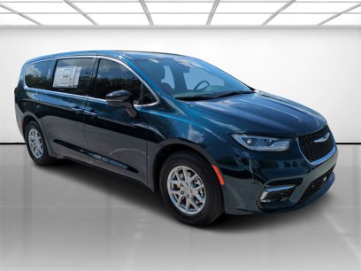 New 2025 Chrysler Pacifica Select w/ Uconnect Theater Family Group