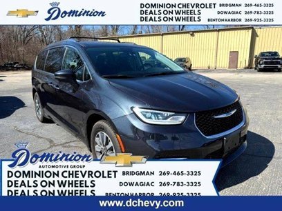 Used 2021 Chrysler Pacifica Touring-L w/ Uconnect Theater Family Group