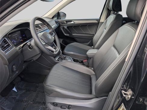 Used 2023 Volkswagen Tiguan SE image 16