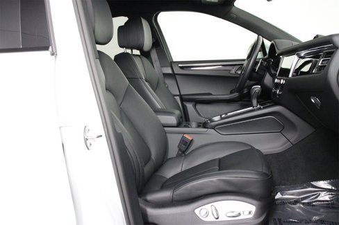Certified 2025 Porsche Macan image 31