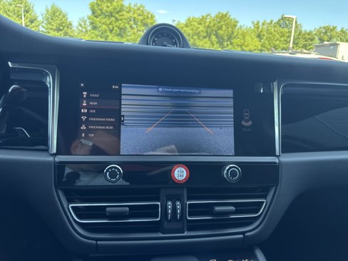 Certified 2025 Porsche Macan image 19
