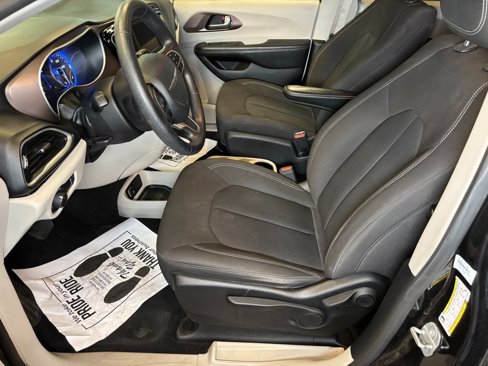 Used 2020 Chrysler Voyager L image 19