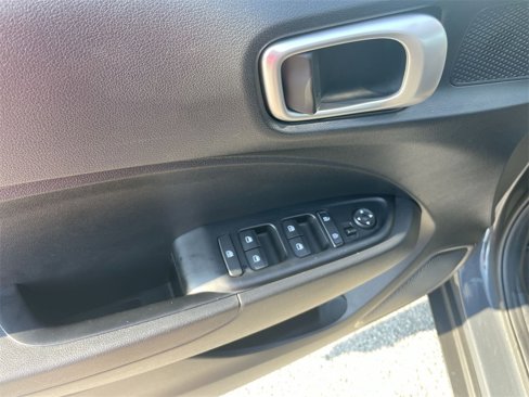 Used 2023 Hyundai Venue SEL image 13