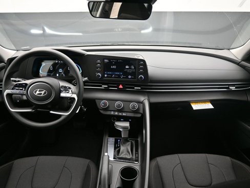 New 2025 Hyundai Elantra SE image 12