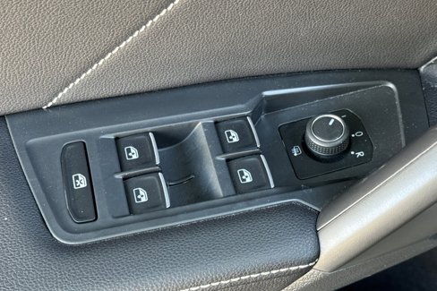 Used 2024 Volkswagen Tiguan SE image 12
