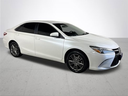 Used 2017 Toyota Camry SE image 4