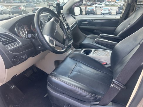 Used 2014 Chrysler Town & Country Touring-L w/ Driver Convenience Group image 7