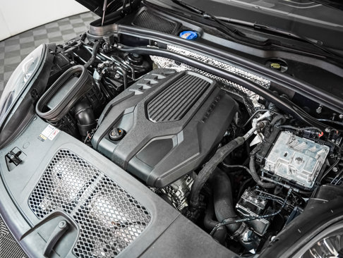 Certified 2023 Porsche Macan Turbo image 12