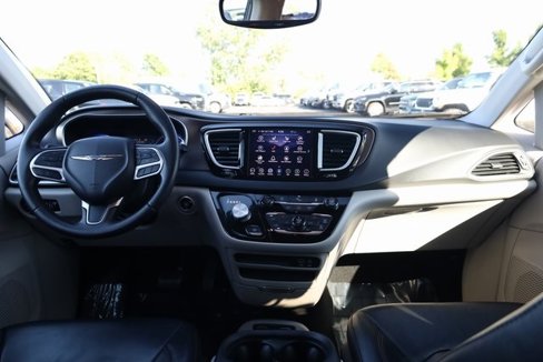 Used 2018 Chrysler Pacifica Touring-L image 12