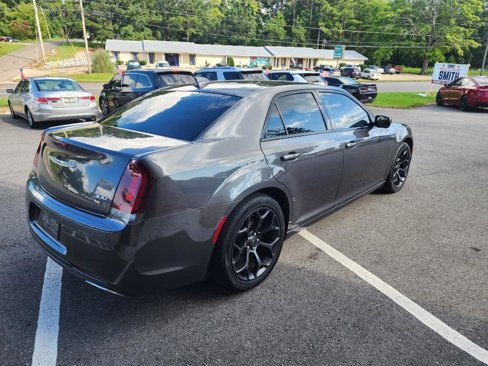 Used 2019 Chrysler 300 Touring w/ Sport Appearance Package image 7