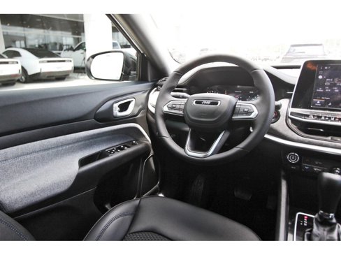 Used 2025 Jeep Compass Latitude image 11
